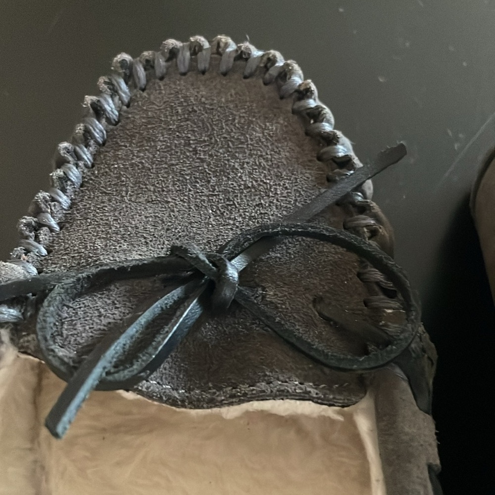 Minnetonka Grey Moccasin Shoe Sz 7 Leather Tie Exterior Side Front Sherpa Lining - Picture 11 of 13